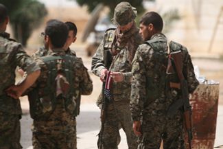 Американские и сирийские солдаты на подступах к Ракке, 27 мая 2016 года