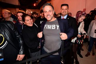 Член городского совета Лос-Анджелеса Джо Бускайно в футболке с надписью «YIMBY». 12 декабря 2018 года