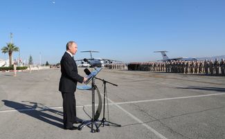 Владимир Путин выступает перед российскими солдатами на авиабазе Хмеймим в Сирии, 11 декабря 2017 года
