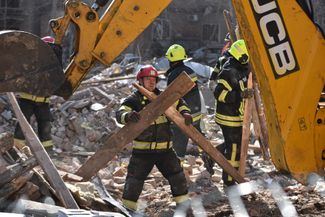 Removing rubble after a Russian raid on a residential building in the Dnieper, April 25, 2026