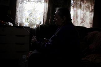 56-летняя Елена Николаевна пытается поймать радиосигнал, чтобы послушать новости о происходящем на войне