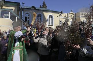 Освящение вербы в день празднования Входа Господня в Иерусалим (Вербное воскресенье) у Вознесенского кафедрального собора в Новосибирске. 12 апреля 2020 года