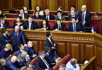 Депутаты рады покидают зал заседаний перед голосованием за отставку Арсения Яценюка, 16 февраля, 2016 года