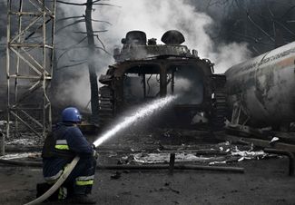 Пожарный тушит БМП у заправки в Константиновке