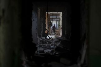 Жительница Николаевки в коридоре обстрелянной школы