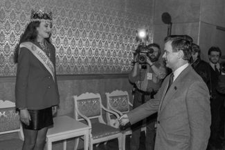 Руслан Хасбулатов приветствует победительницу конкурса «Мисс мира — 1992» Юлию Курочкину в Доме советов РФ (Белый дом). 30 декабря 1992 года