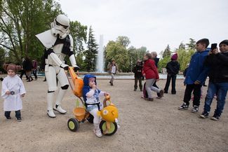 Будапешт. Имперский штурмовик выгуливает R2-D2 и принцессу Лею.
