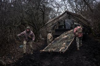 Бойцы 43-й отдельной артиллерийской бригады ВСУ с самоходной артиллерийской установкой (САУ) «Пион» в Часовом Яре. 27 января 2025 года