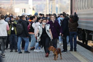 Жители Украины у поезда, прибывшего на железнодорожную станцию Тихоокеанская в Находке. 21 апреля 2022 года