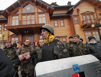 Противники Виктора Януковича в его загородной резиденции в Межигорье, которую охраняют отряды самообороны. Киев, 22 февраля 2014 года