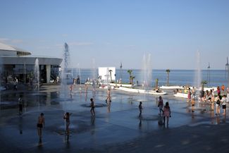 Популярный пляж Ланжерон не входит в список официально работающих и разрешенных для посещения пляжей Одессы. Это не мешает местным жителям купаться в фонтанах на набережной Ланжерона. 18 августа 2023 года