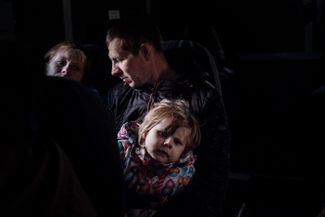Игорь с женой Яной и трехлетним сыном Игорем эвакуируются из Лимана