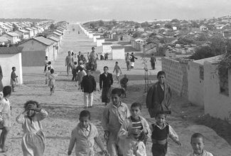 Палестинцы в лагере беженцев в Газе в первые дни после того, как Израиль захватил оккупированный египтянами сектор Газа. 1 ноября 1956 года