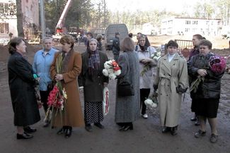Mourners at the site of a Moscow apartment bombing, September 1999