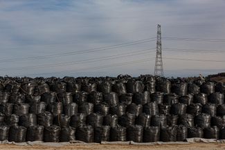 Мешки с почвой, загрязненной радиацией, в Намиэ. 8 марта 2021 года 