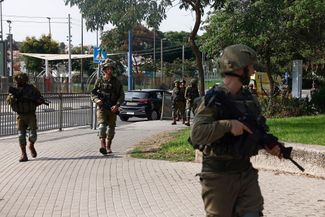 Солдаты ЦАХАЛ патрулируют улицу в Сдероте. 8 октября 2023 года