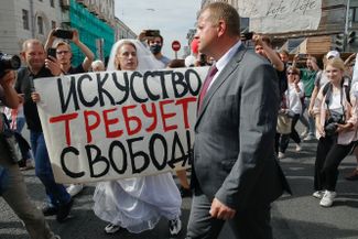 Министр культуры Беларуси Юрий Бондарь и участники акции протеста в Минске. 18 августа 2020 года.