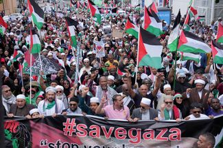Марш в поддержку Палестины в южноафриканском Кейптауне, 13 октября 2023 года. В руках митингующих — палестинские флаги и плакат с лозунгом «Спасите Газу». Президент Южной Африки Сирил Рамафоса 12 октября заявил, что его страна готова помочь в урегулировании палестино-израильского конфликта. Рамафоса выразил соболезнования всем жертвам конфликта, осудил «зверства, совершаемые против гражданского населения» и призвал к немедленному открытию гуманитарных коридоров для жителей сектора Газа. Он также обратился к международному сообществу и призвал ускорить достижение прочного мира, который приведет к созданию «жизнеспособного» палестинского государства в пределах <a href="https://meduza.io/feature/2023/10/12/novaya-voyna-na-blizhnem-vostoke-kak-bystro-razobratsya-v-tom-chto-tam-proishodit" rel="noopener noreferrer" target="_blank">границ</a> 1967 года