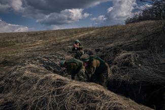 Военные из 28-й отдельной механизированной бригады ВСУ ведут огонь из миномета по российским позициям