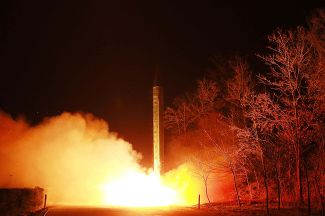 Запуск баллистической ракеты в неустановленном месте в неустановленное время. Фотография выпущена официальным агентством новостей Северной Кореи 11 марта 2016 года
