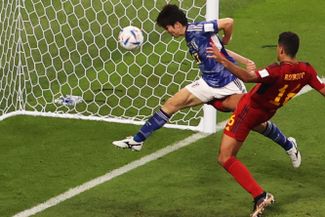 Ао Танака забивает победный гол Японии в ворота испанцев