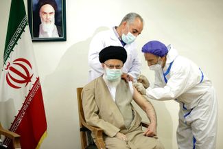 82-летний аятолла Али Хаменеи получил первую дозу вакцины от коронавируса COVIran Barakat. В ее разработке участвовали 650 человек, которые работали круглосуточно в три смены.