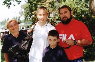 16-летняя Елена Докич со своим отцом, матерью и младшим братом на Уимблдонском турнире в 1999 году