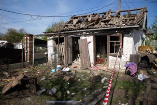Один из домов в Днепре, поврежденных в результате падения обломков