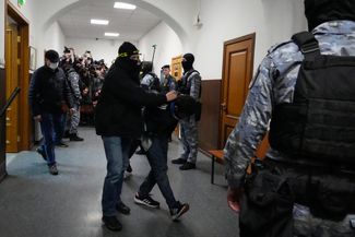 Далерджона Мирзоева заводят в зал заседаний в Басманном суде