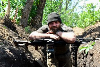 Украинский военный с позывным «Гризли» в траншее