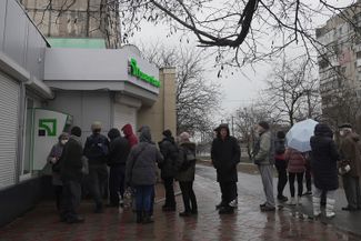 Очереди в банкоматы в Мариуполе 24 февраля 2022 года