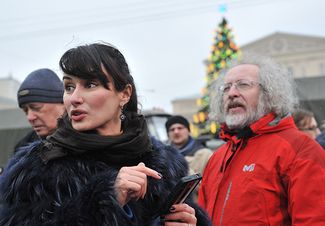 Тина Канделаки и главный редактор радиостанции «Эхо Москвы» Алексей Венедиктов на акции протеста на Площади Революции. Москва, 10 декабря 2011 года