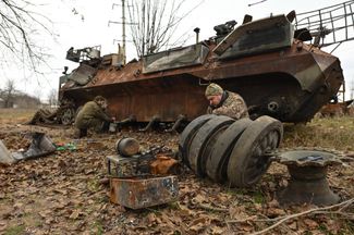 Украинский армейский механик разбирает поврежденную военную технику недалеко от Херсона. Российская она или украинская — не уточняется
