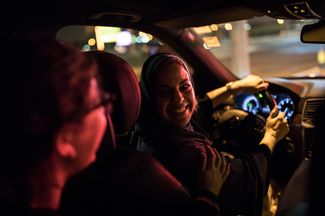 Женщина за рулем автомобиля в Саудовской Аравии сразу после того, как в королевстве женщинам разрешили водить машины. 24 июня 2018 года.