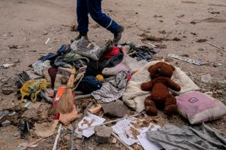Личные вещи и детские игрушки, которые спасатели достали из квартиры в одном из разрушенных российскими ударами домов в Харькове