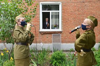 Концерт у окна 85-летнего ветерана Александра Кононца, Краснодар