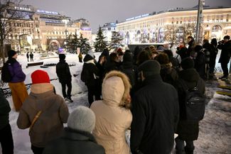 Очередь к мемориалу у Соловецкого камня на Лубянской площади в Москве