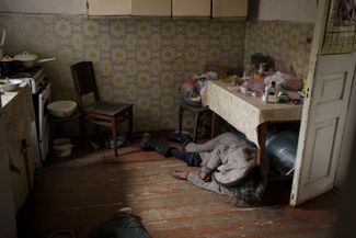 Тело пожилой женщины на кухне в ее доме в Буче