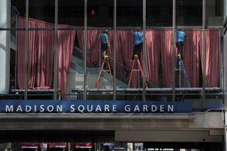 Taylor Swift and Travis Kelce got married in New York, and police closed four blocks near Madison Square Garden where the wedding took place. Crowds of fans took to the streets despite the temperature reaching 42 degrees. That’s how it was