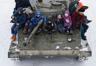 30 января. Петербуржцы катаются на копии советского плавающего танка ПТ-76 в «военно-патриотическом» парке «Патриот». Десять дней назад, 20 января, закончились совместные российско-белорусские учения «Союзная решимость — 2022» в Беларуси