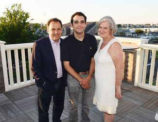 Рон Саскинд, его сын Оуэн и его жена Корнелия на показе фильма «Анимированная жизнь» на острове Нантакет, 22 июня 2016 года
