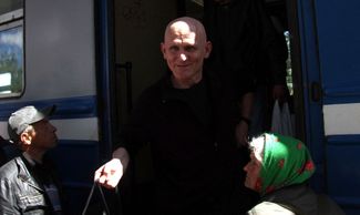 Ales Bialiatski steps off a train in Minsk after his release from prison, June 21, 2014