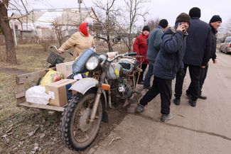 Жители Гуляйполя на раздаче гуманитарной помощи