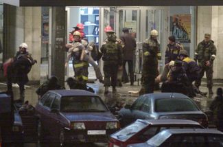 Спецназовцы выносят заложников после штурма Театрального центра