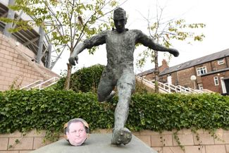Памятник игроку «Ньюкасла» Джеки Милберну. Статуя наносит удар по голове Майка Эшли