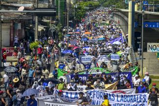 Многотысячная акция протеста против политики Найиба Букеле в отношении биткоина, государственной безопасности и экономики. 17 октября 2021 года, Сан-Сальвадор