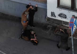 Бойцы территориальной обороны досматривают мужчину, нарушившего комендантский час в Киеве