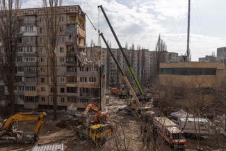 Девятиэтажный дом в Одессе, по которому ударил российский беспилотник. Он полностью разрушил один из подъездов