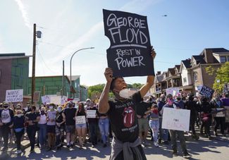 Активист с плакатом в память о Джордже Флойде. Питтсбург, 1 июня 2020 года