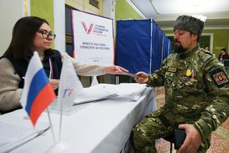 На одном из избирательных участков в Донецке, 16 марта 2024 года